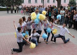 Насамкінець пролунала весела пісня у виконанні студентів першого курсу, яку доповнив запальний танець